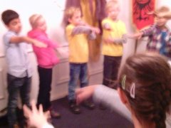 „Marionetki, wszystko marionetki”, czyli klasa 2 F na warsztatach lalkarskich.