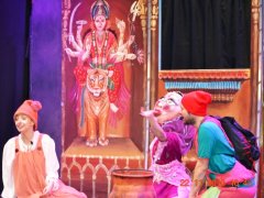 Klasy drugie na spektaklu teatralnym  