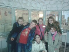 Dzieci z Koła Języka Niemieckiego zwiedzały wystawę w Bibliotece Miejskiej