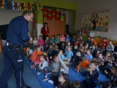 Spotkanie klas pierwszych z policjantem