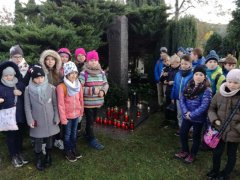 Delegacja klas czwartych nad grobem patrona szkoły