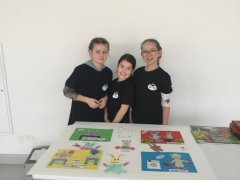 Zwycięskie damy z klasy czwartej w konkursie „Bon ton, czyli jak być damą? Jak zostać dżentelmenem?”