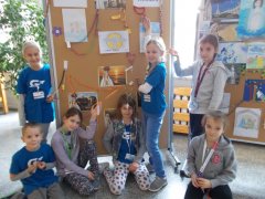 Prace uczniów na konkurs „Najpiękniejszy Różaniec”. 