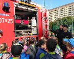 Po próbnej ewakuacji klasa II c poznawała tajniki wozu strażackiego