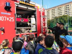 Po próbnej ewakuacji klasa II c poznawała tajniki wozu strażackiego