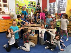 Pomagamy  i dzielimy się z potrzebującymi – 2A