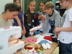 Szyjemy lalki dla dzieci z Angoli