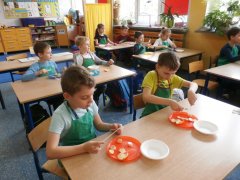 Uczniowie klas pierwszych na marcowych zajęciach Akademii Żywienia