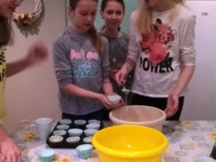 Wypieki muffinek na szkolny kiermasz wielkanocny