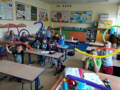 Modelowanie balonów i tworzenie witraży z liści w klasie 3a